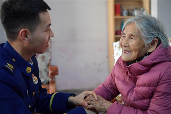 张佳港在家中陪外婆聊天（2月19日摄）。新华社记者彭昭之摄